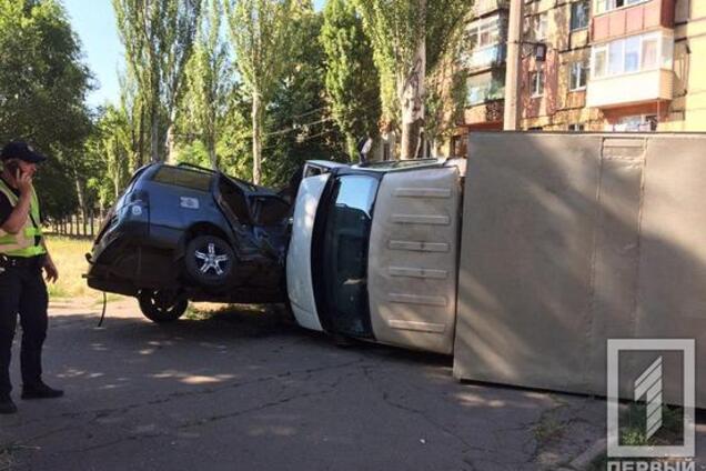 В Кривом Роге столкнулись два автомобиля: есть пострадавшие. Фото аварии