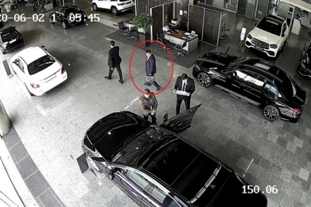 Киевский прокурор перед задержанием на взятке выбирал дорогой автомобиль