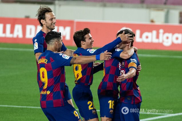 Ліонель Мессі святкує гол разом з партнерами по 'Барселоні'