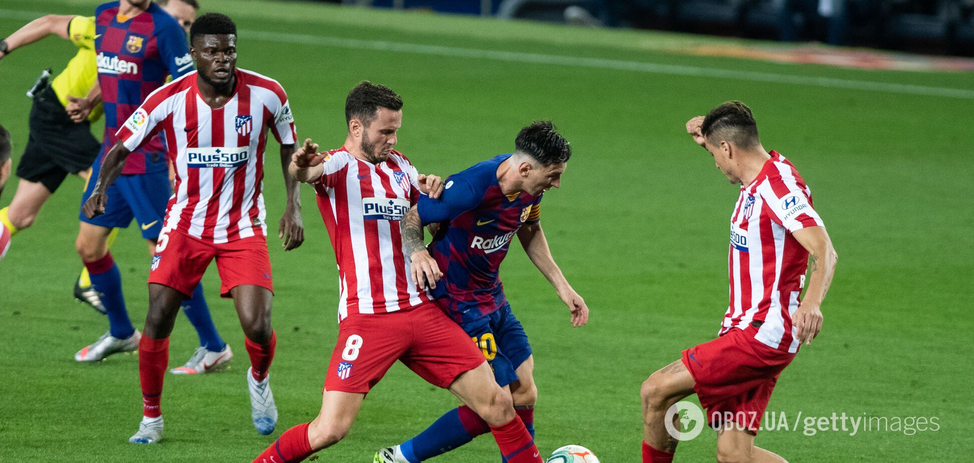 Лионель Месси в окружении игроков 'Атлетико'