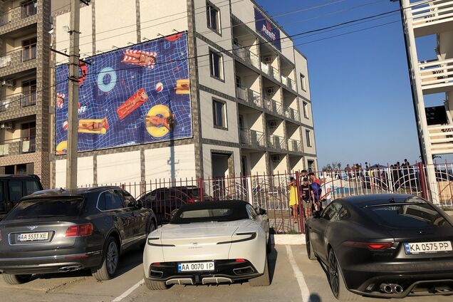 Как в Монако: курорт под Одессой удивил стоянкой элитных авто