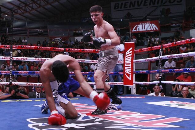 Хавьер Гонсалес отправляет соперника на канвас