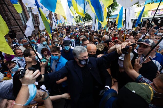 Під ДБР влаштували акцію підтримки Порошенка і закликали не знущатися з України