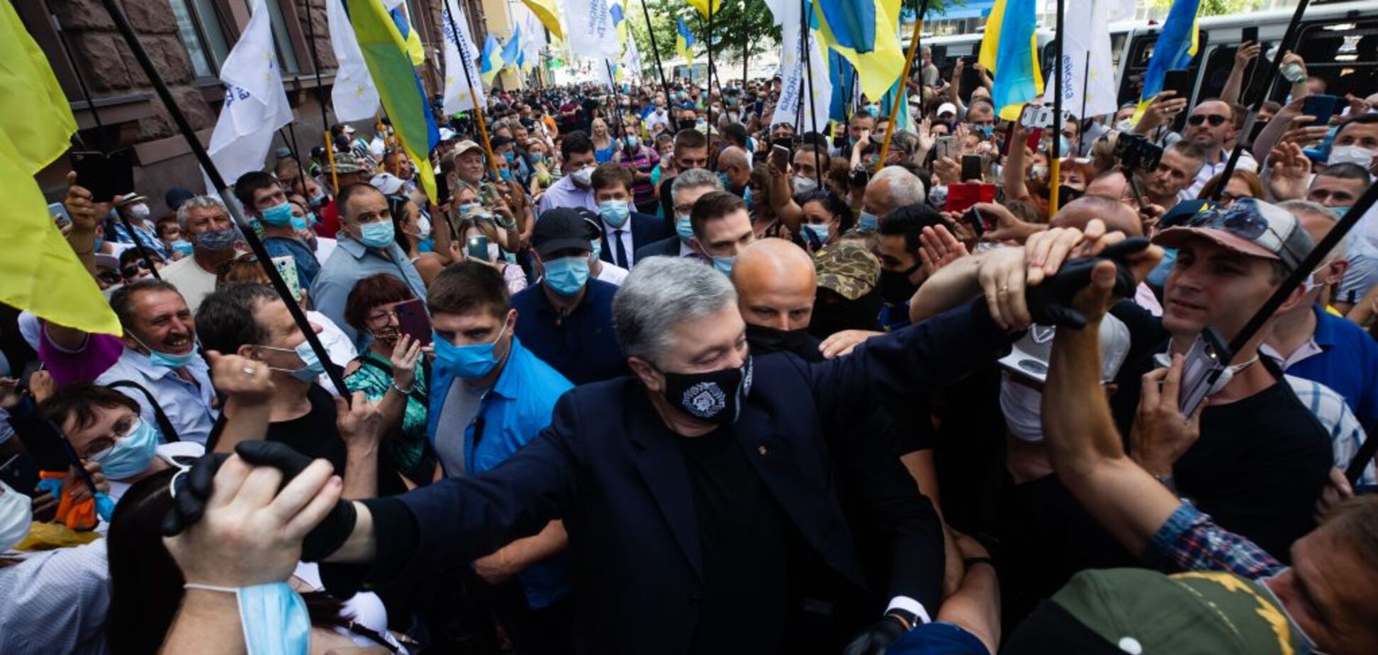 В ГБР устроили акцию поддержки Порошенко и призвали не издеваться над Украиной