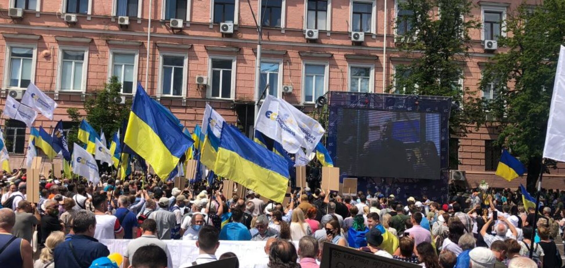 Поддержать Порошенко под Печерский суд пришли около 10 тысяч человек. Фото протеста