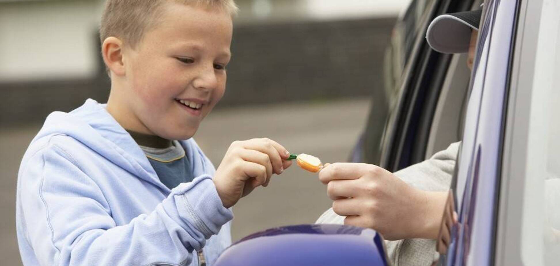 У Дніпрі дітей ледь не викрали серед білого дня: чоловік обіцяв цукерки і чіпси