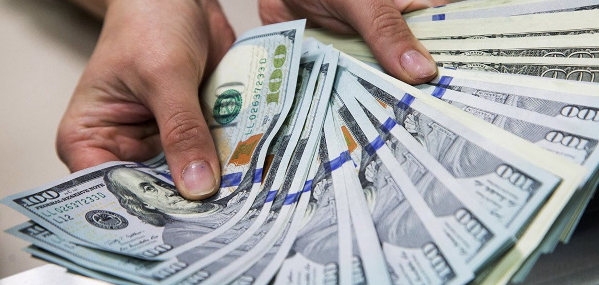 С начала года заробитчане перевели в Украину 'двойной транш МВФ'