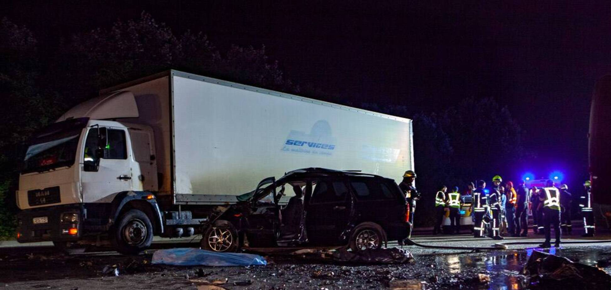 В Днепре произошло лобовое ДТП с грузовиком: есть погибшие и пострадавшие. Фото 18+