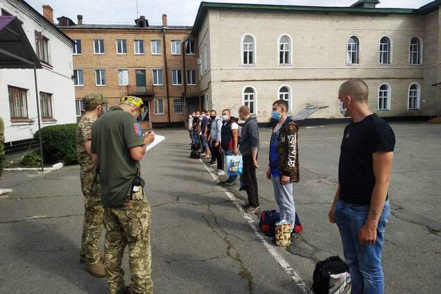 Киевские студенты рассказали, что их незаконно удерживают в военкомате и хотят призвать в армию