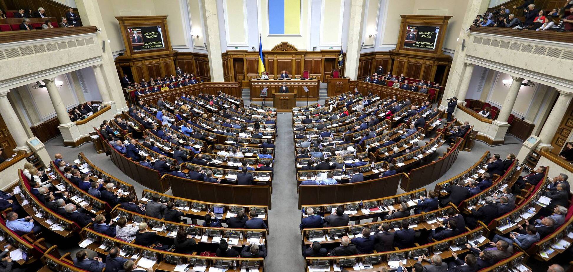 Парламент в понедельник проведет внеочередное заседание