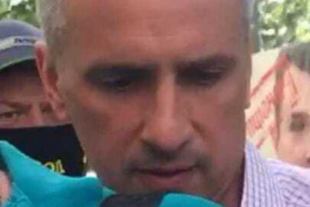 Работник прокуратуры разбил телефон участника мирной акции под САП. Видео