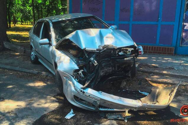 В Днепре Skoda влетела в здание службы доставки