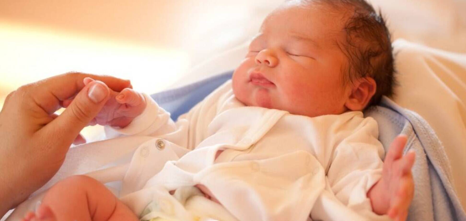 Пологи під дверима пологового будинку прийняв чоловік