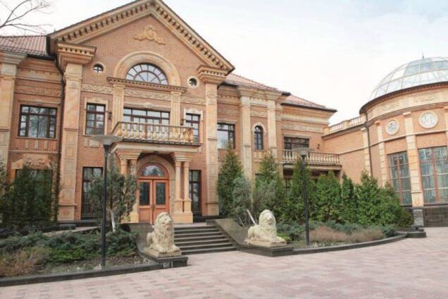 Сколько стоит ремонт и проживание Зеленского на госдаче в Конча-Заспе: у Порошенко подали запрос