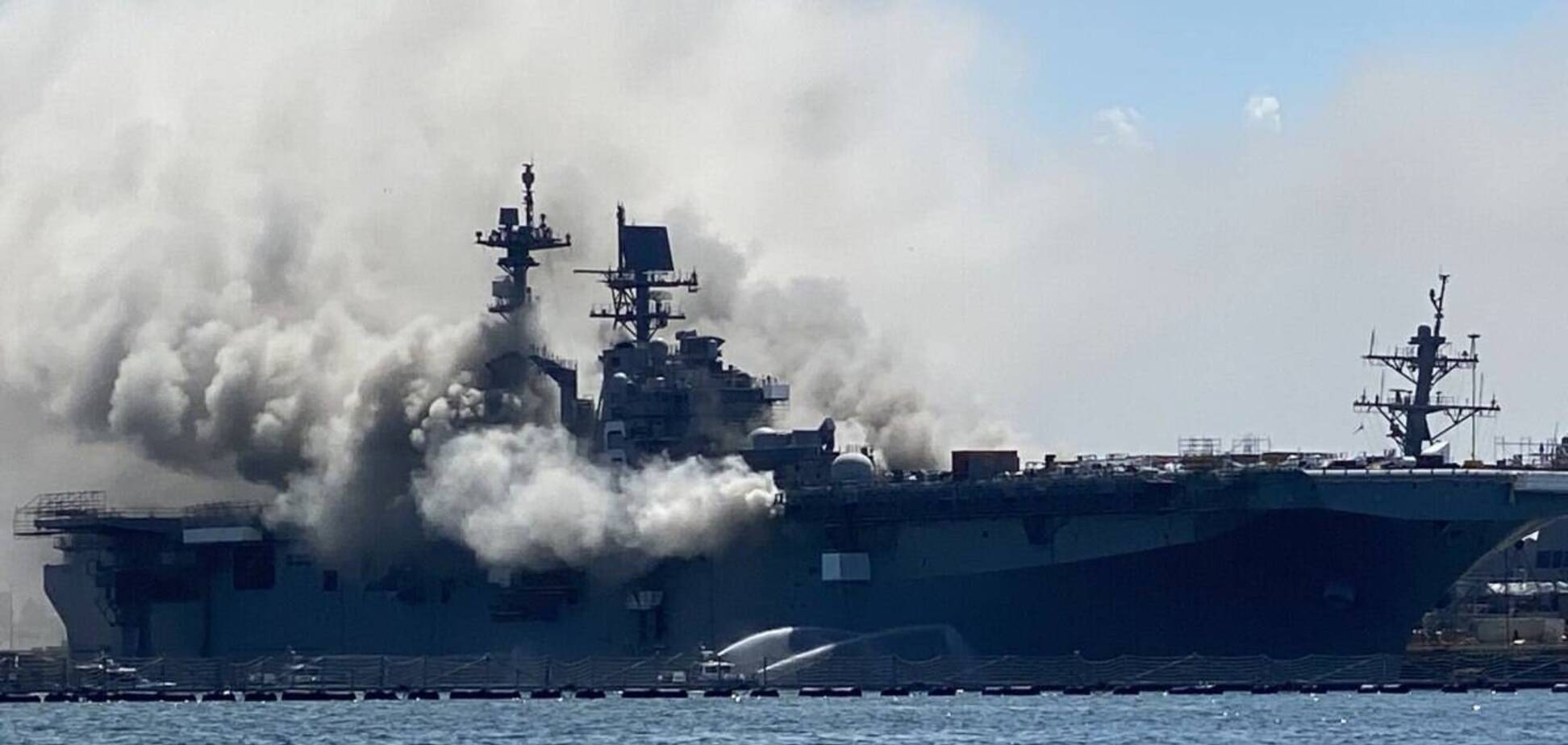 У США вибухнув та загорівся корабель ВМС