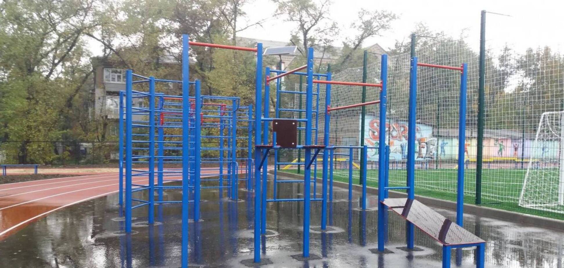 Мужчина повесился на школьной спортивной площадке