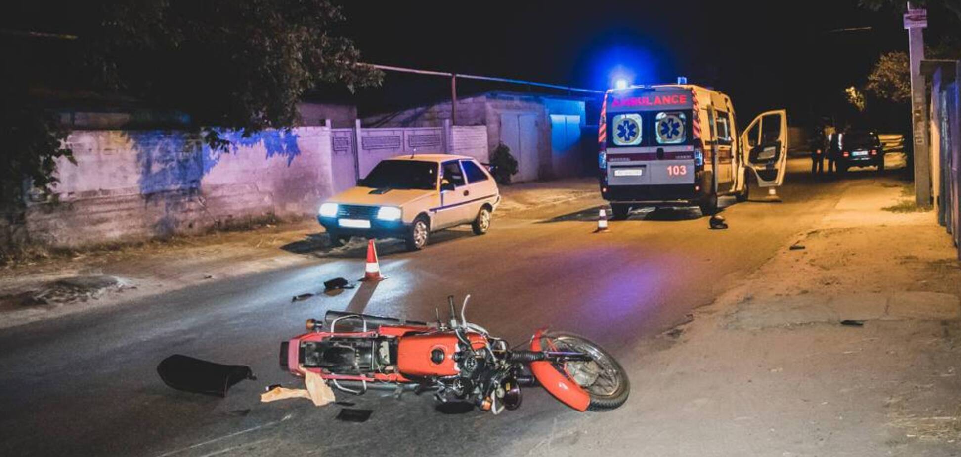 У Дніпрі мотоцикліст на швидкості влетів у легковик: чоловіка забрала 'швидка'