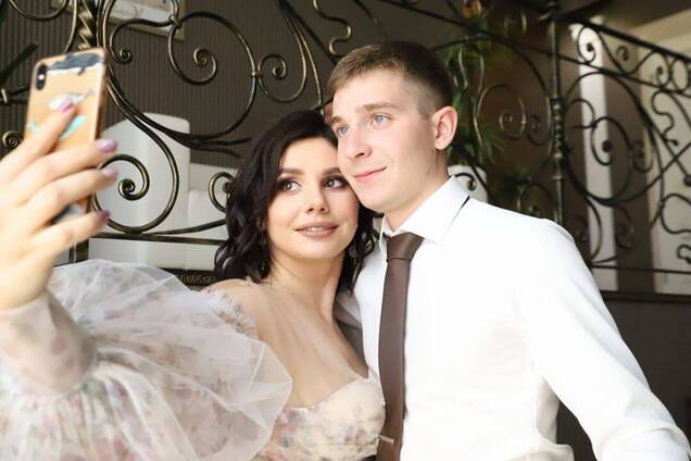 Відома російська блогерка вийшла заміж за 20-річного сина свого ексчоловіка
