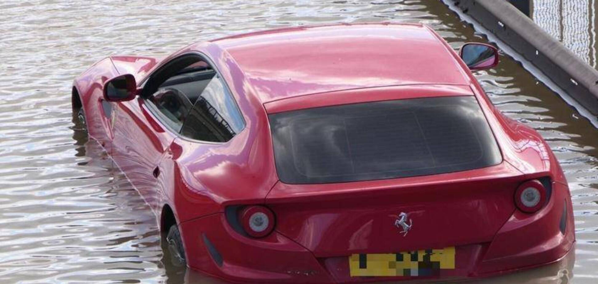 Рідкісна Ferrari перетворилася на потопельника через прорив труби