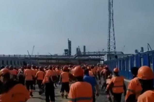 В России вахтовики устроили бунт на заводе 'Газпрома'. Видео