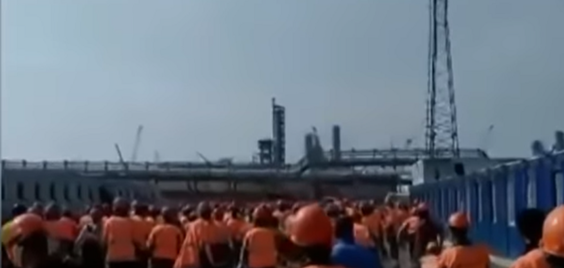 В России вахтовики устроили бунт на заводе 'Газпрома'. Видео