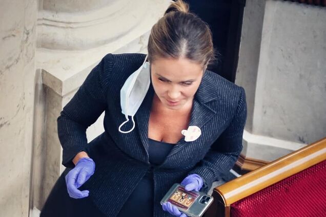 Наталью Королевскую заметили в Раде с 'блокатором вирусов' и иконкой