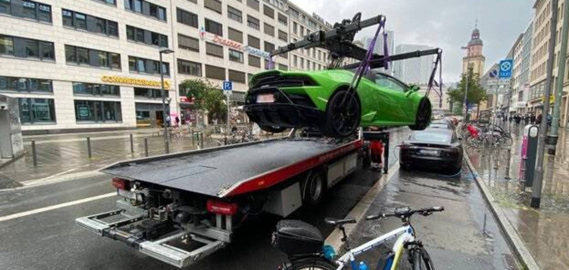 Полиция забрала Lamborghini за парковку на месте для электрокаров