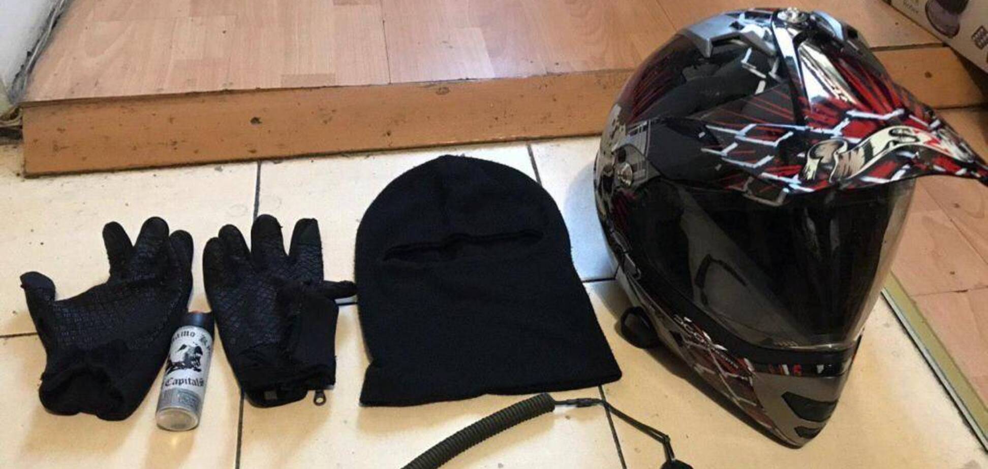 На Киевщине задержали банду, которую подозревают в разбойном нападении на предпринимателя. Вещи, изъятые во время обысков