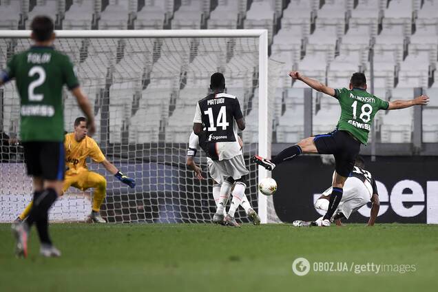 Руслан Малиновский забивает в ворота 'Ювентуса'