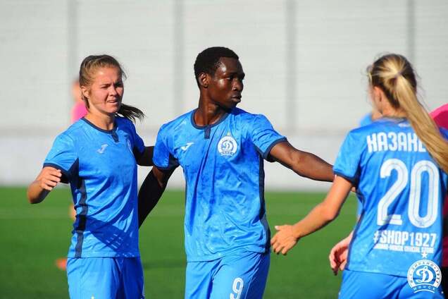 Салимата Симпоре (по центру)