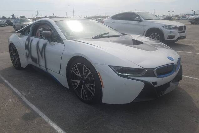 Вандалы повредили почти новый BMW i8: теперь его отдают за $100