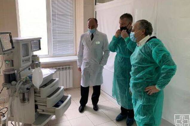 Шустер и Елизаров передали военному госпиталю аппарат ИВЛ (фото: Главный военный медицинский госпиталь) 