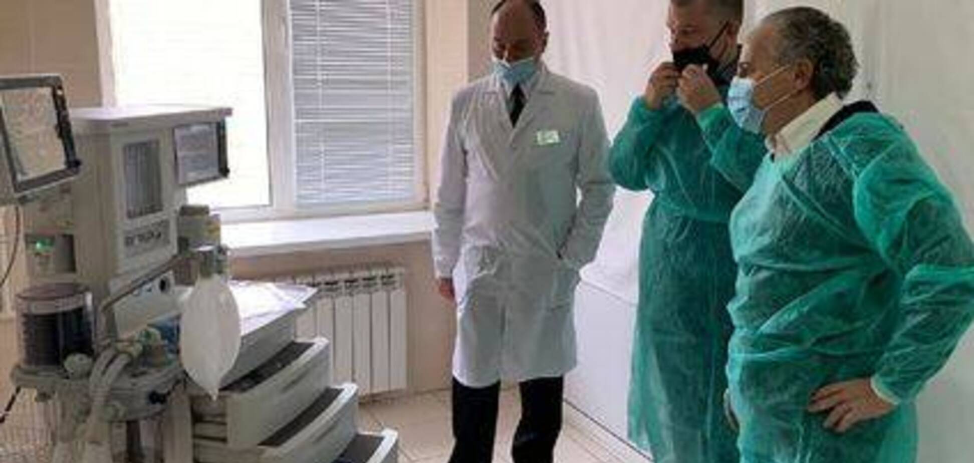 Шустер і Єлізаров передали військовому госпіталю апарат ШВЛ (фото: Головний військовий медичний госпіталь)
