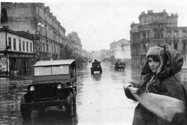 Регулировщица и транспорт в столице после битвы за Киев в 1943 году