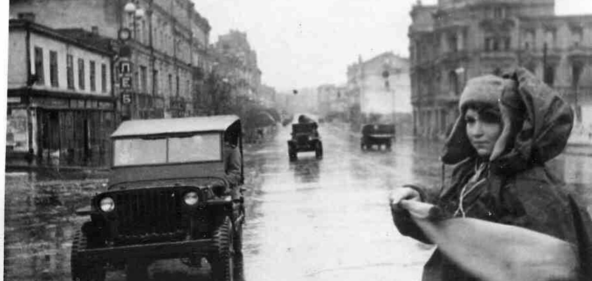 Регулювальниця та транспорт у столиці після битви за Київ у 1943 році 