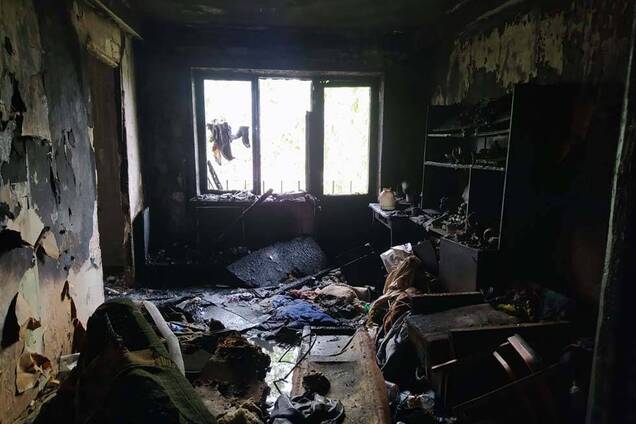 На Дніпропетровщині з пожежі в багатоповерхівці врятували чоловіка. Фото і відео