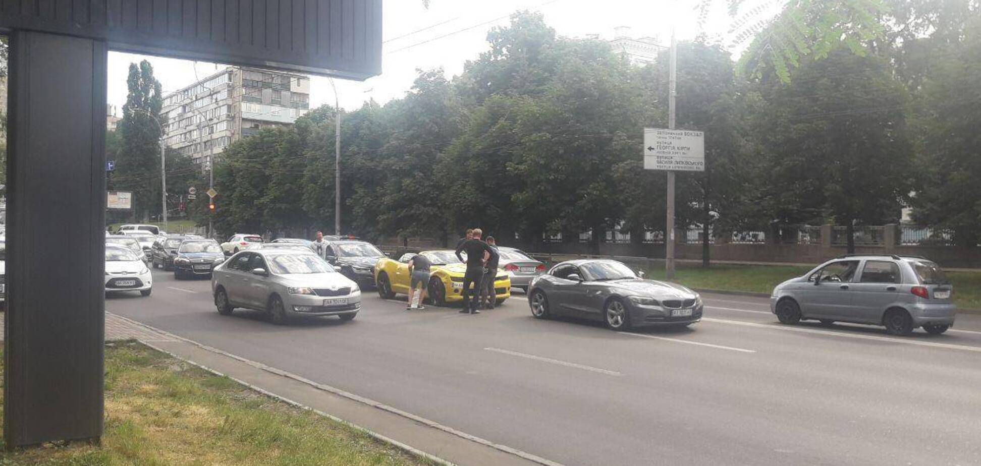 В Киеве друг с другом столкнулись два BMW, Mercedes и Camaro