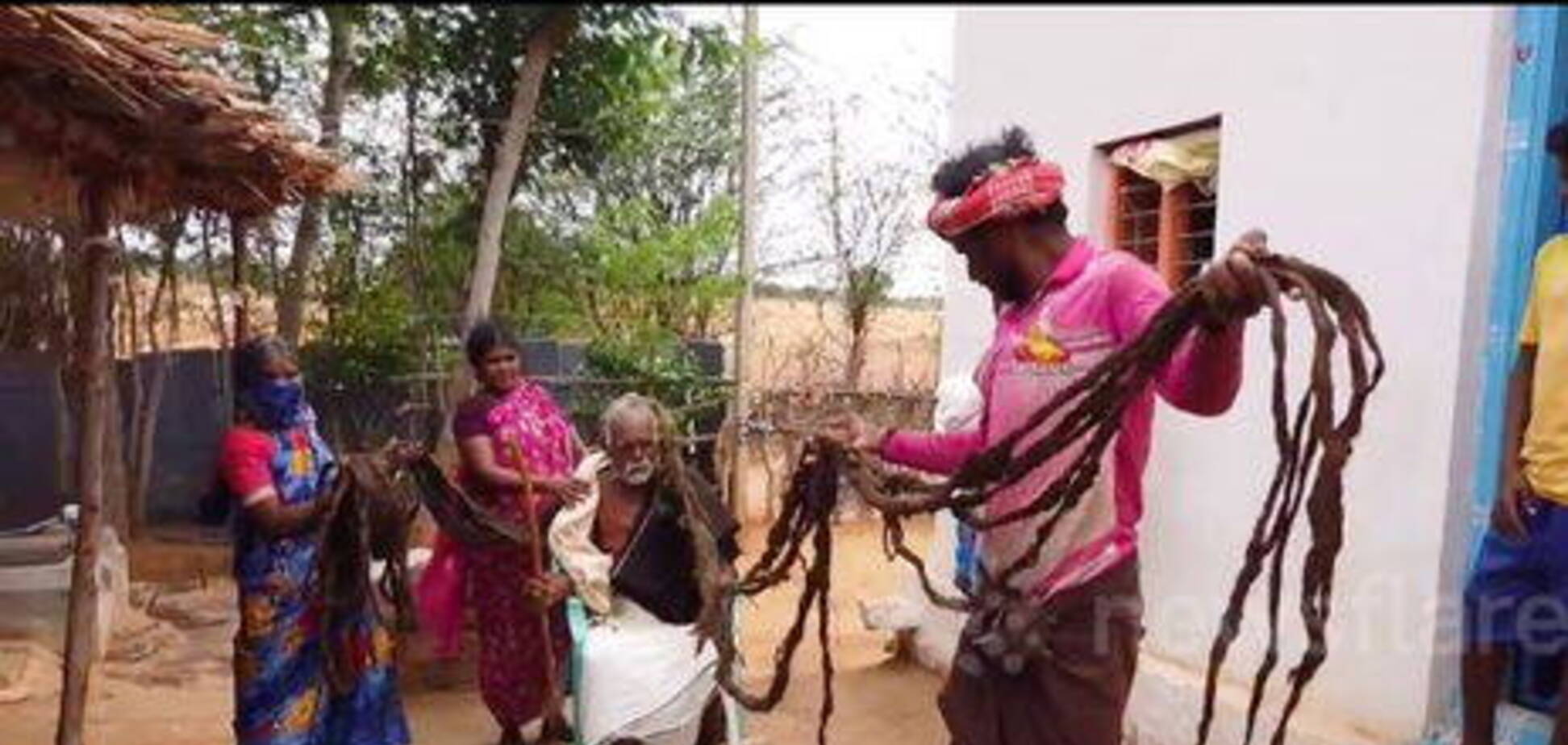 В Индии 95-летний старик ни разу не стригся и отрастил семь метров волос. Удивительное фото