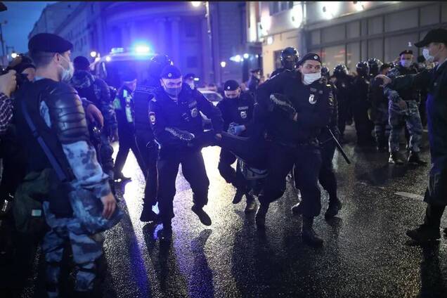 На акціях протесту проти реформи конституції РФ затримали понад 100 осіб