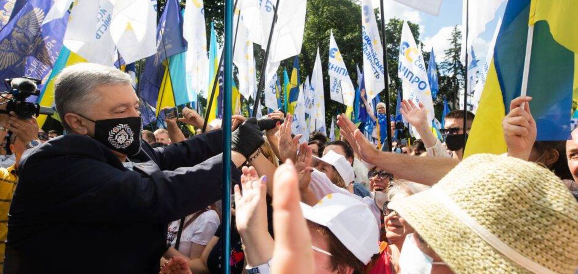 Порошенко – під Радою: державну мову в Україні атакують на догоду Кремлю
