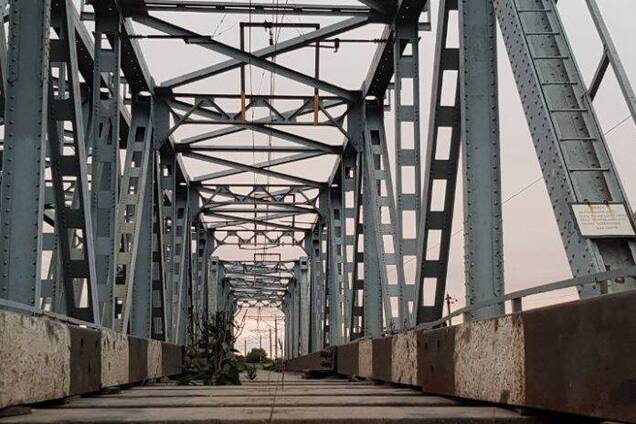 На Днепропетровщине на железнодорожном мосту погиб подросток