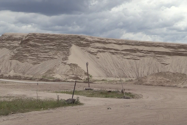 В Киеве коммунальщикам не дали демонтировать забор вокруг площадки с нелегальным песком