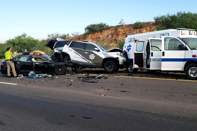 Автопилот Tesla обвинили в тройном ДТП. Фото: Arizona_DPS / Twitter