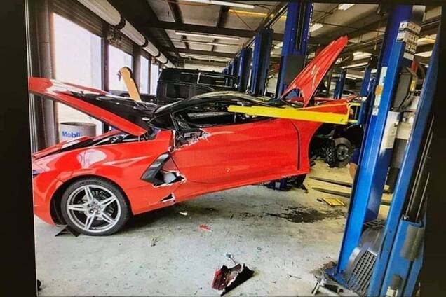 Chevrolet Corvette разбили на подъемнике и выставили на продажу. Фото: copart.com