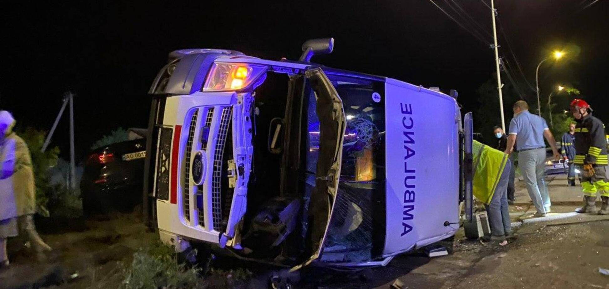 В Ужгороде BMW перевернул скорую: среди пострадавших – медики. Фото и видео