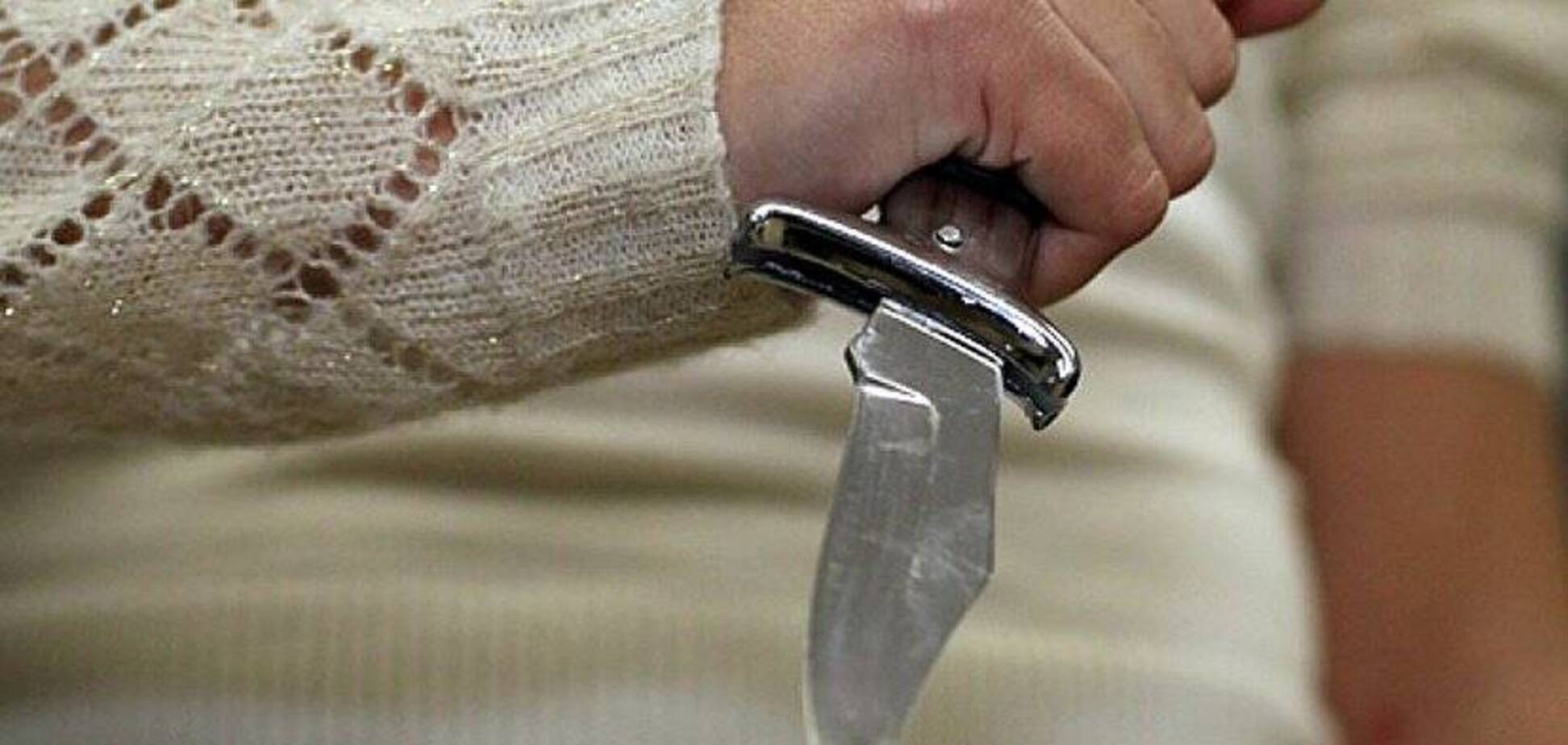 Просила еды: в Днепре женщина изрезала ножом бабушку. Фото 18+