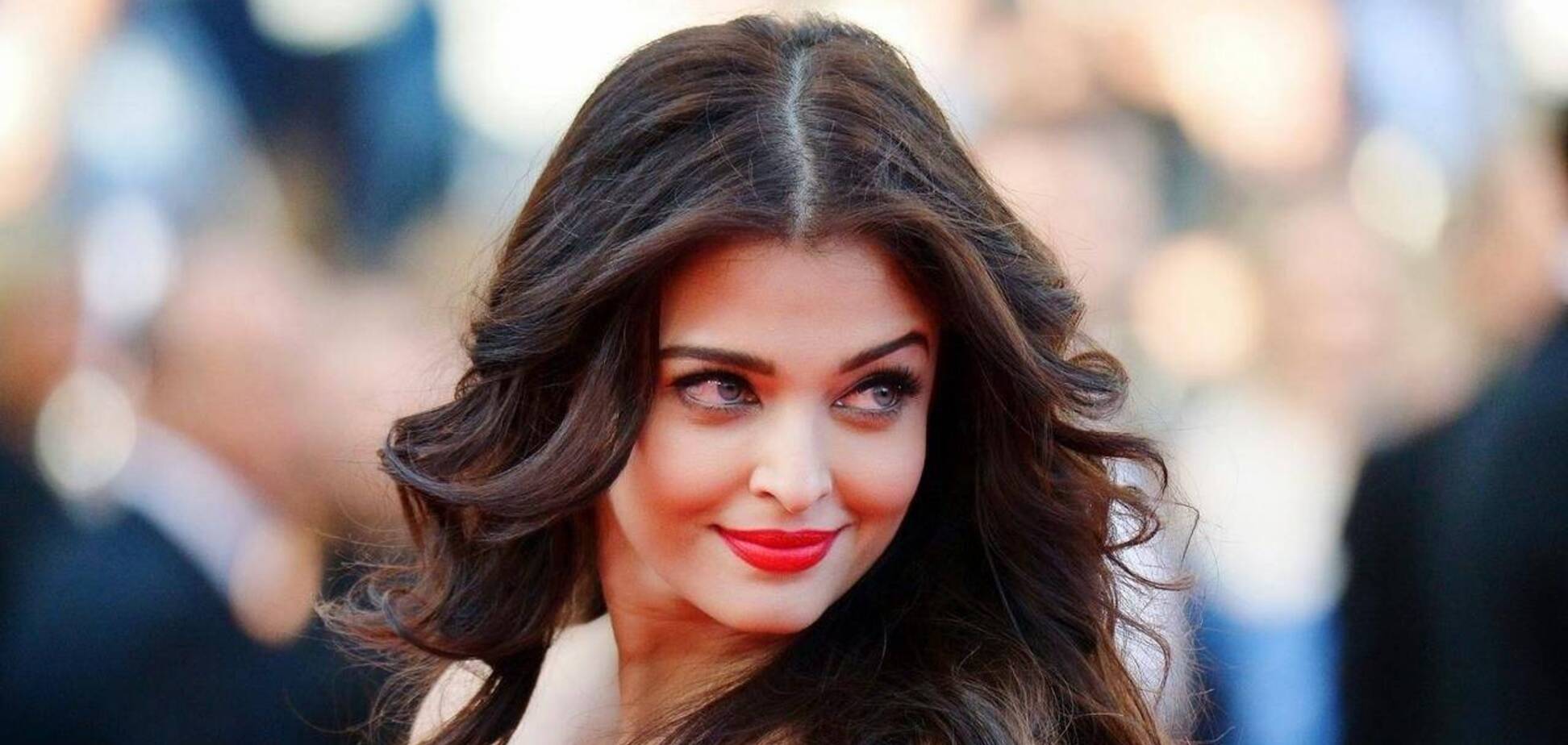 Заболевшую коронавирусом звезду Болливуда госпитализировали