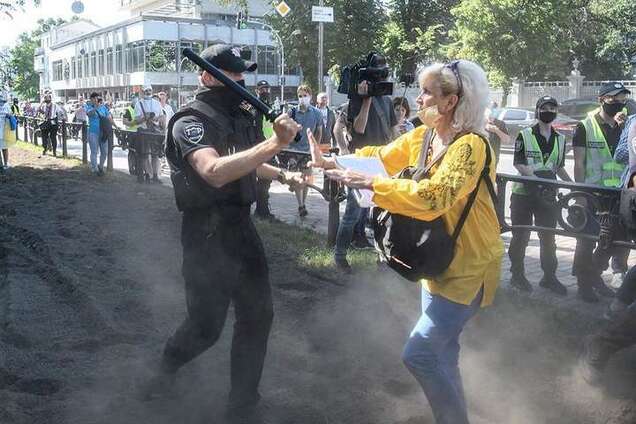 Фото с акции под Верховной Радой, где полицейский напал на учительницу, возмутило соцсети