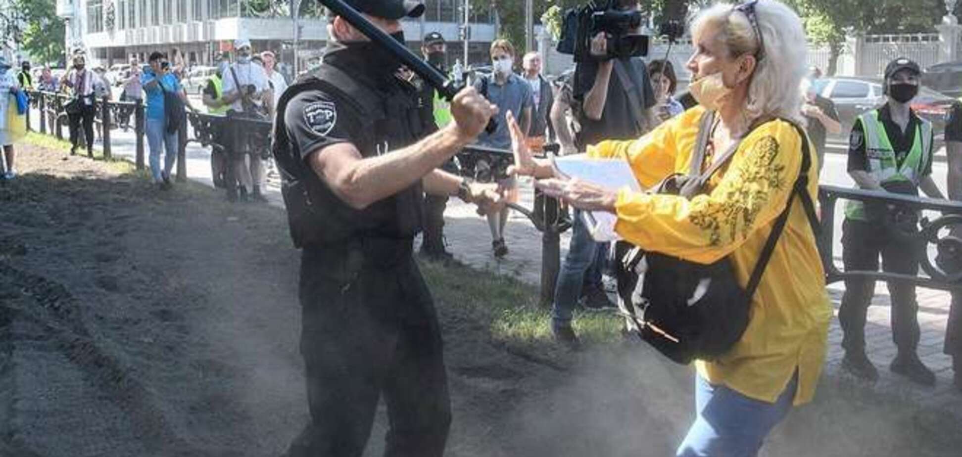 Фото с акции под Верховной Радой, где полицейский напал на учительницу, возмутило соцсети