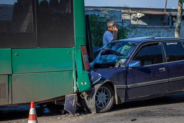 В Днепре легковушка влетела в автобус: есть пострадавший. Фото